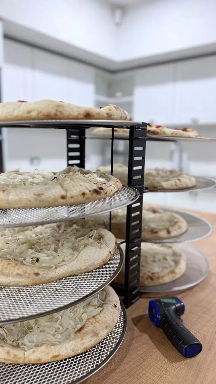 Pizzas de cebolla en el estante